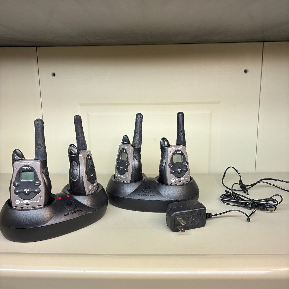 Motorola Talk About 2-way Radio Set T5710 Walkie Talkie & Charger Base 4 Total